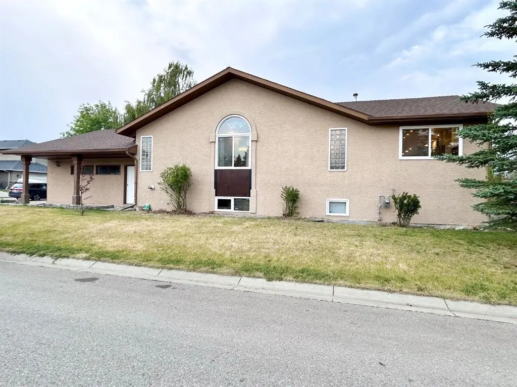 305 Lakeside Greens Crescent