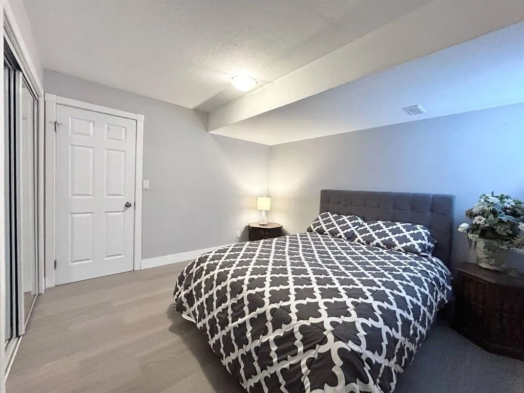 305 Lakeside Greens Crescent