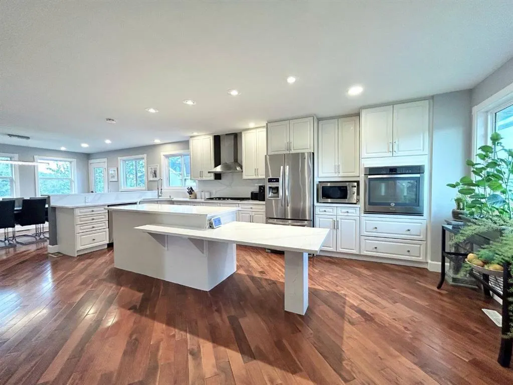 305 Lakeside Greens Crescent