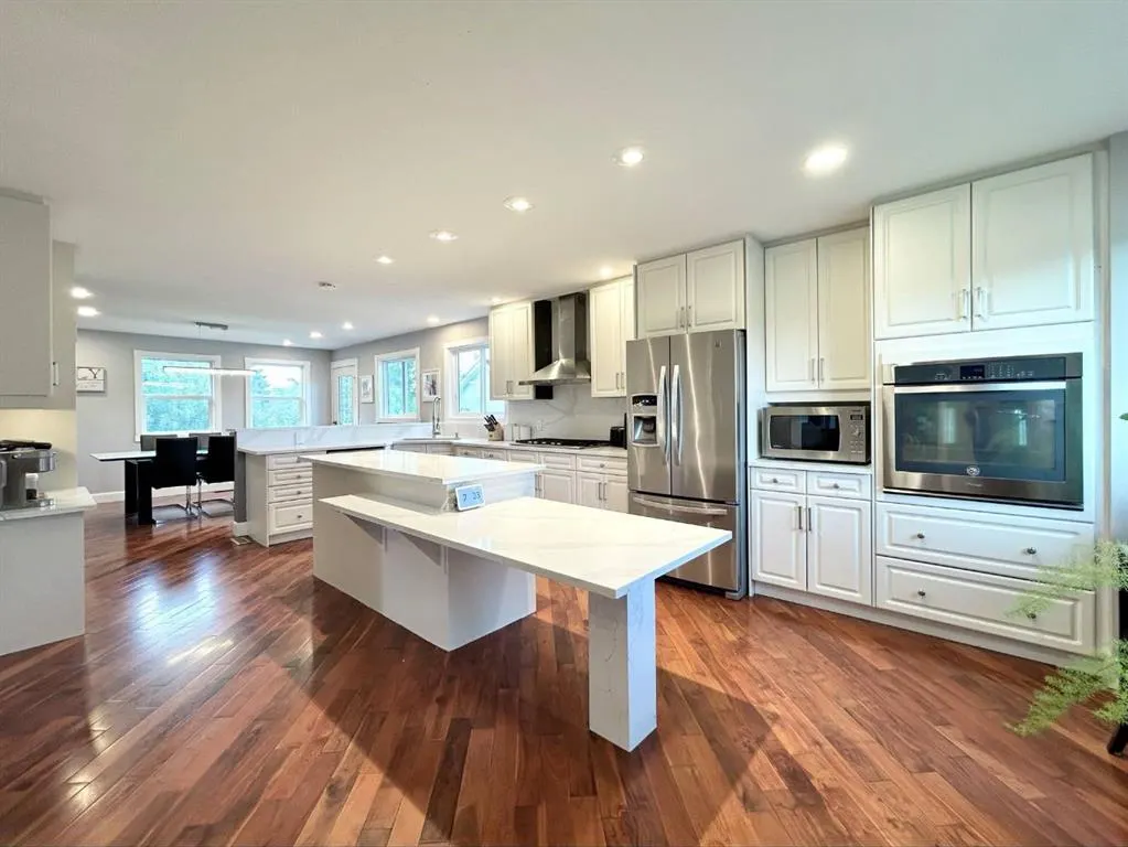 305 Lakeside Greens Crescent