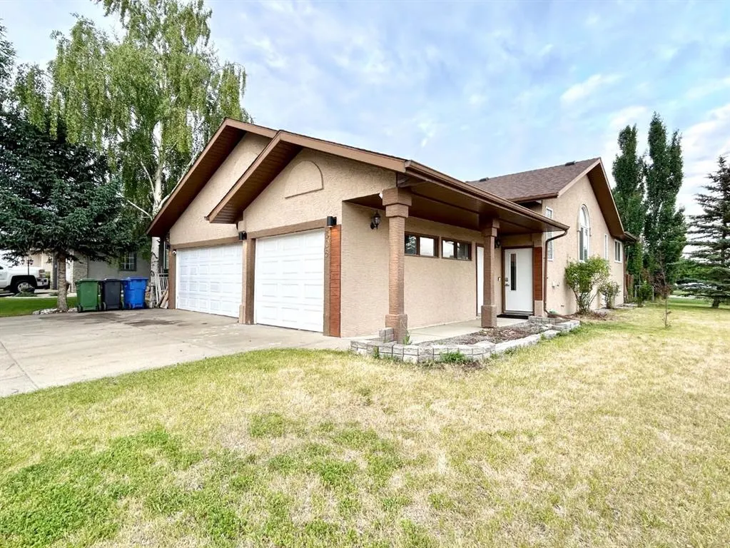 305 Lakeside Greens Crescent