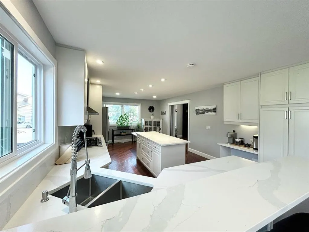 305 Lakeside Greens Crescent