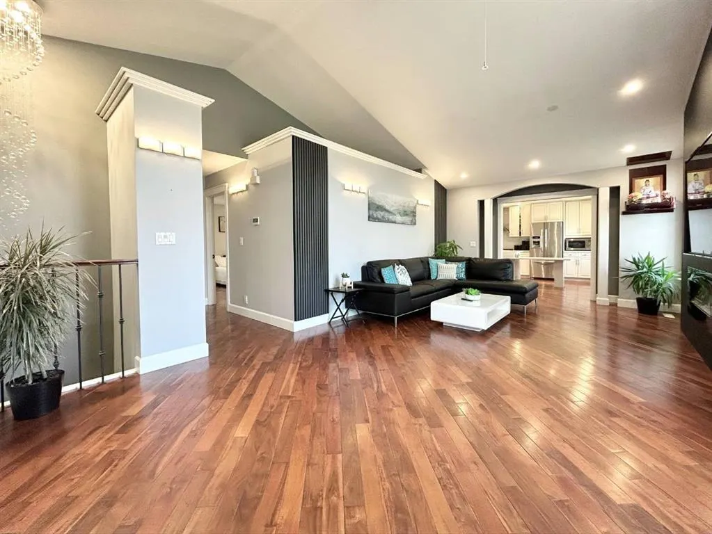 305 Lakeside Greens Crescent