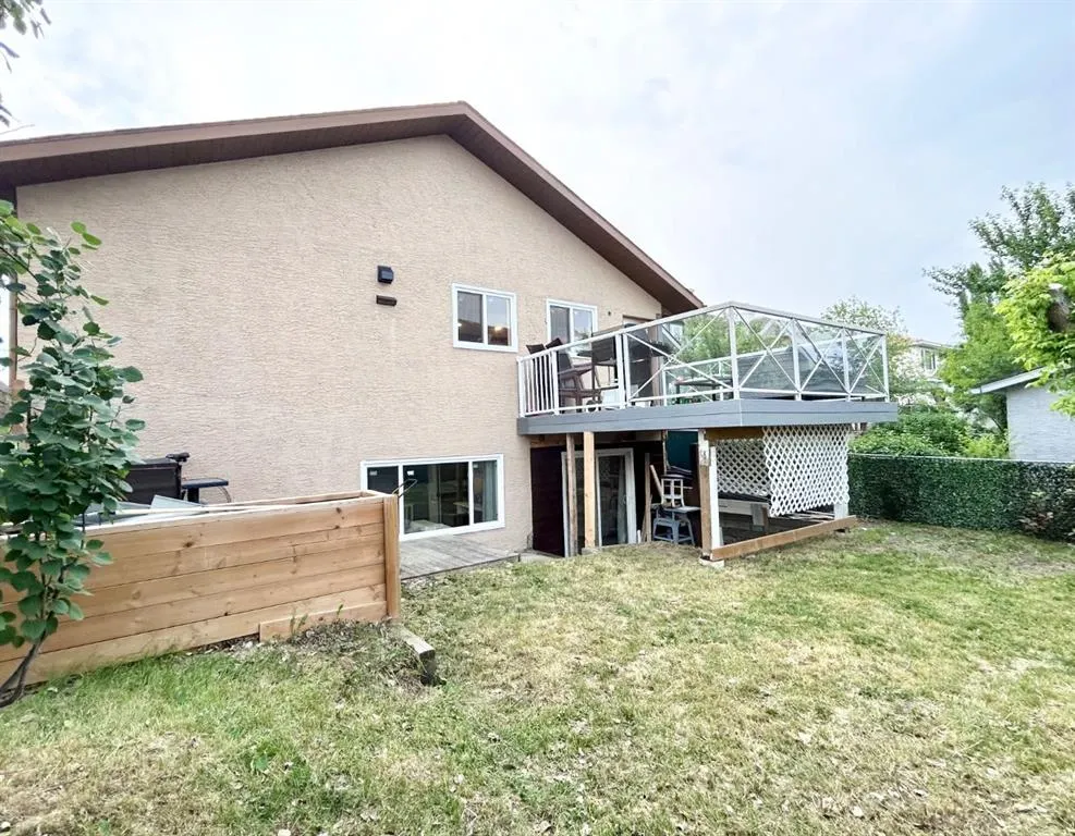 305 Lakeside Greens Crescent