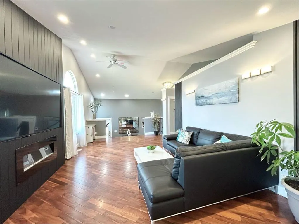 305 Lakeside Greens Crescent