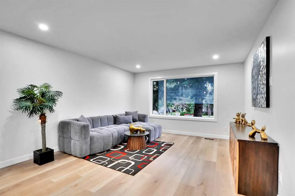 903B Queensland Drive SE