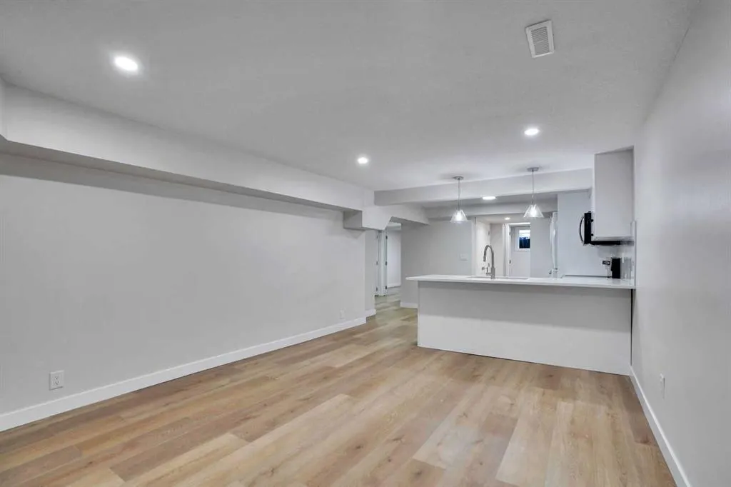 903B Queensland Drive SE