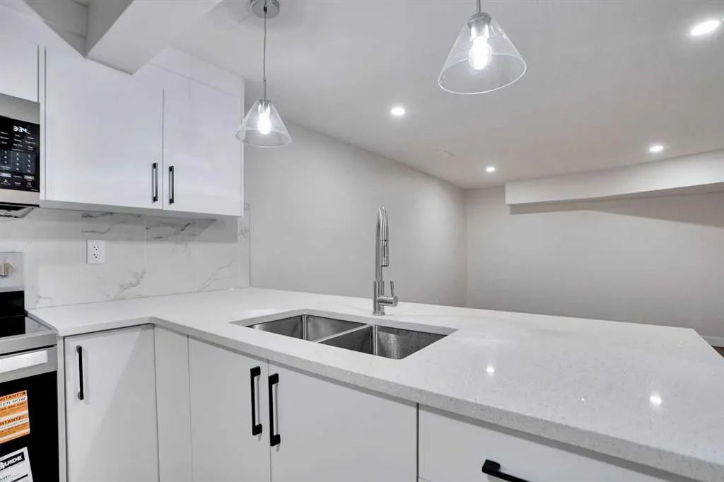 903B Queensland Drive SE