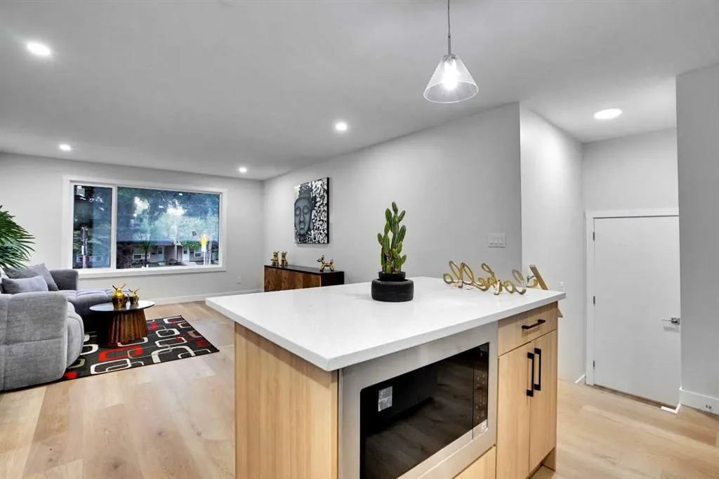 903B Queensland Drive SE