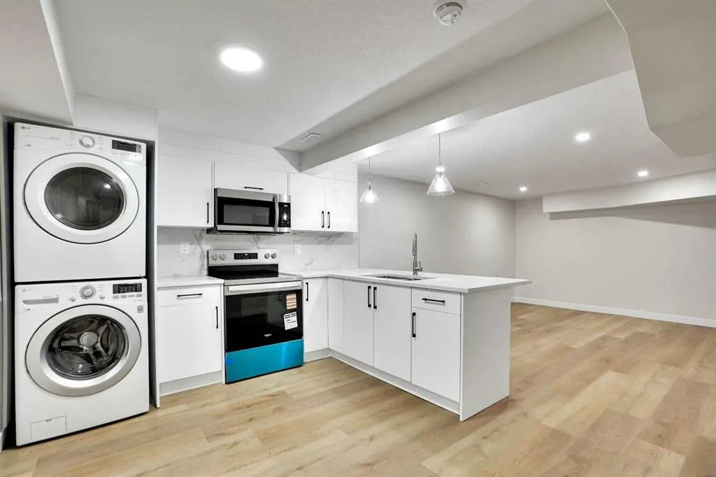 903B Queensland Drive SE