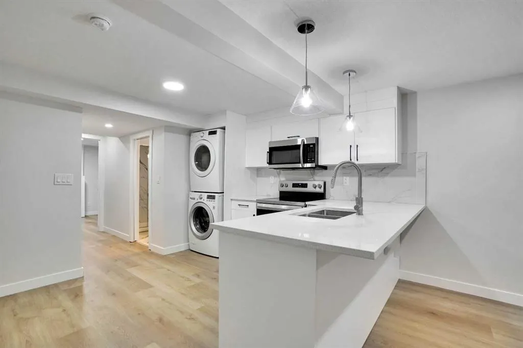 903B Queensland Drive SE