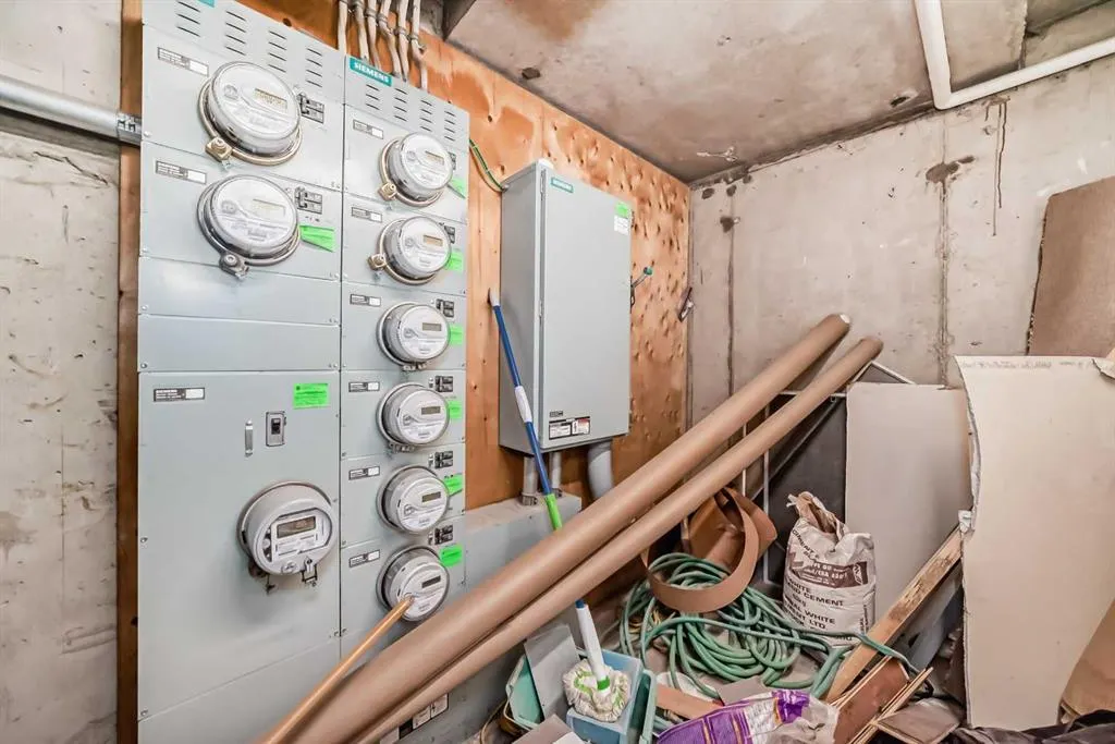 7716 bowness Road NW