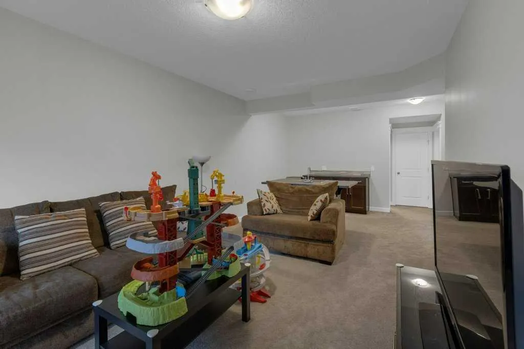 98 Evanscrest Terrace NW