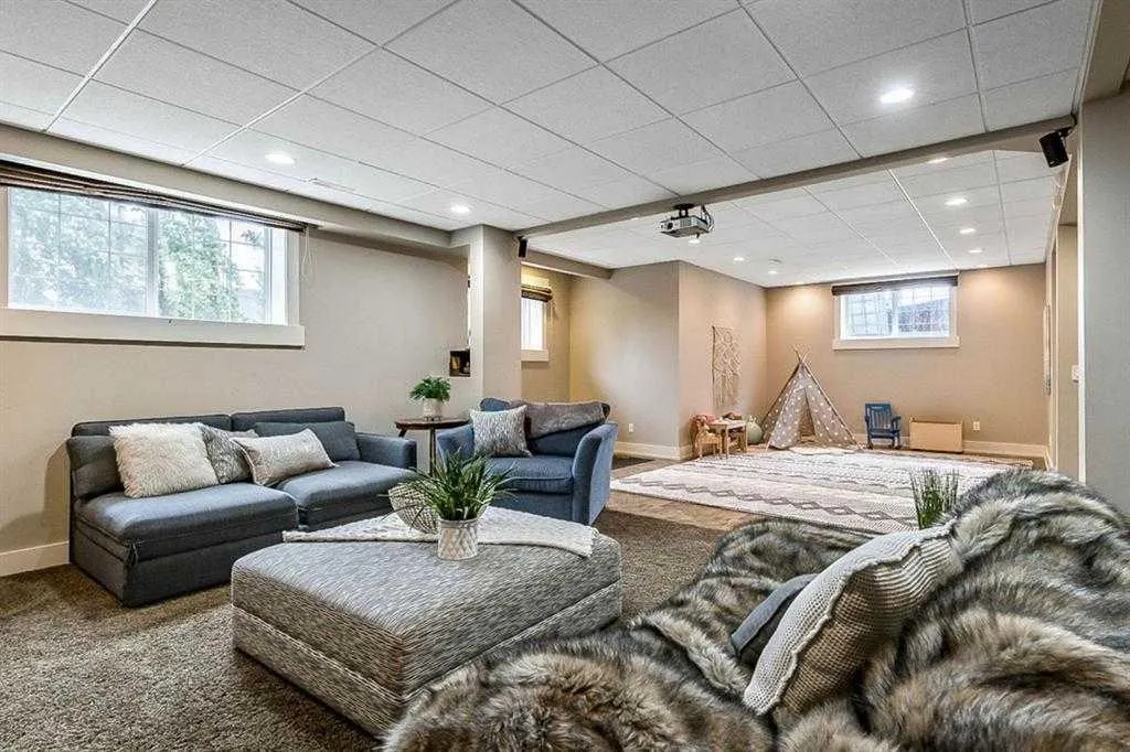 315 Crystal Green Close