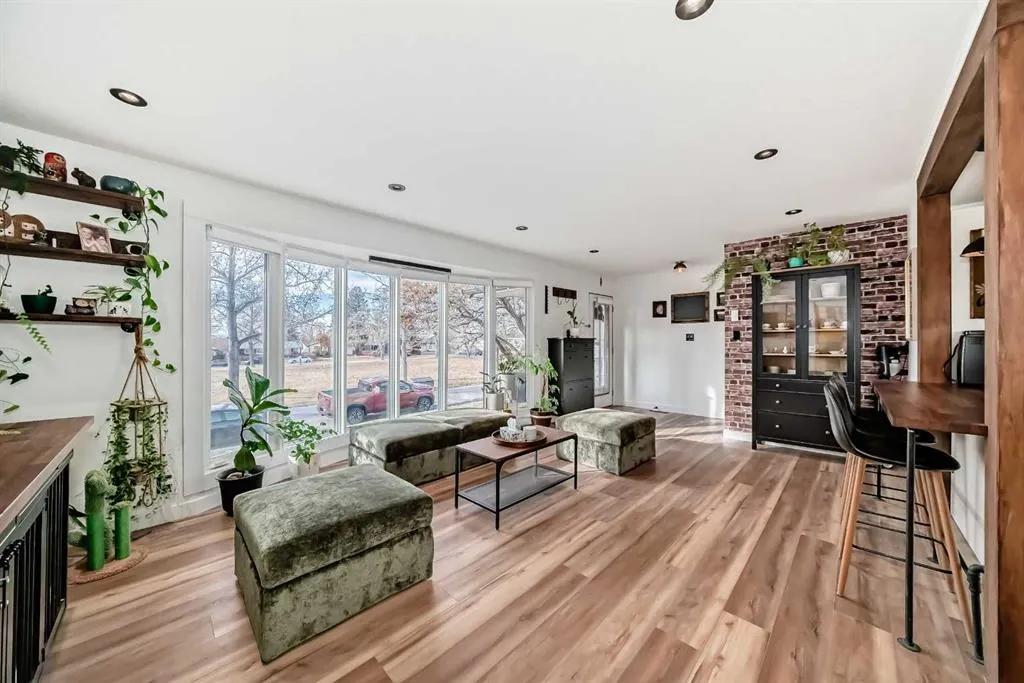 2155 Mackid Crescent NE