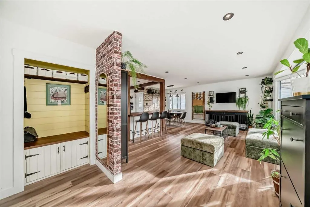 2155 Mackid Crescent NE