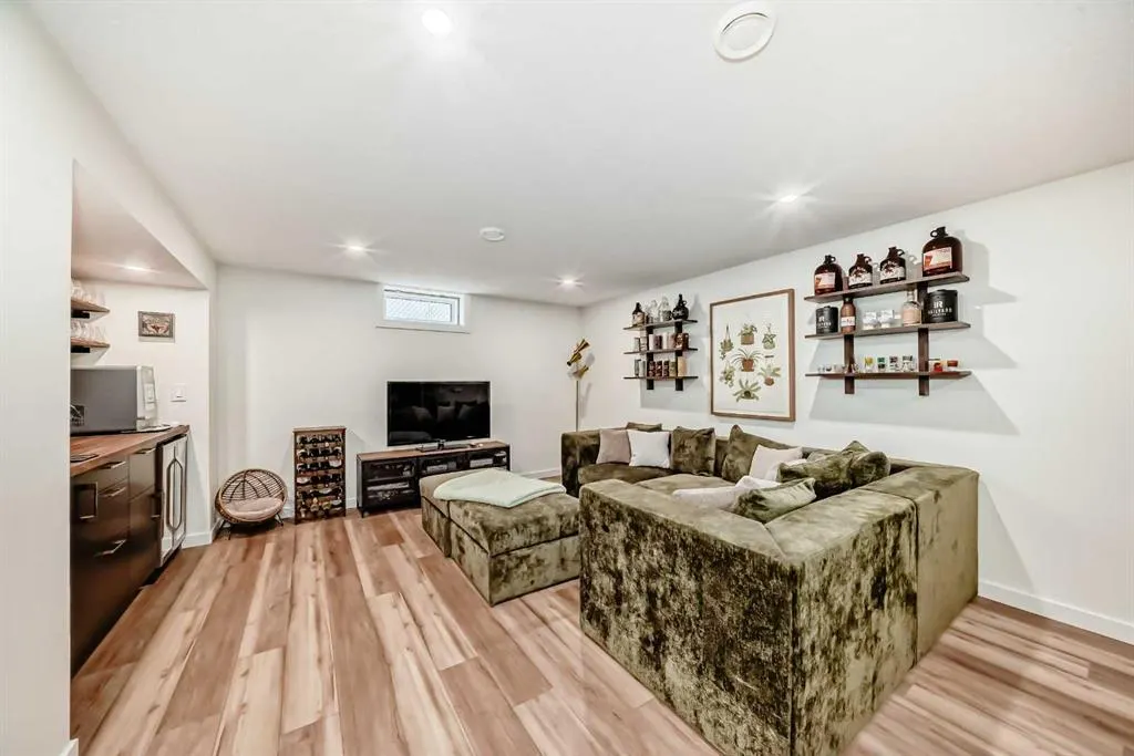 2155 Mackid Crescent NE