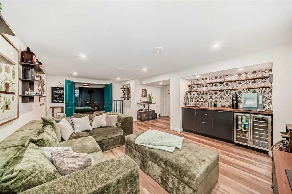 2155 Mackid Crescent NE