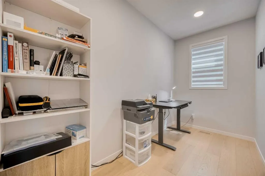 156 Ambleside Crescent NW