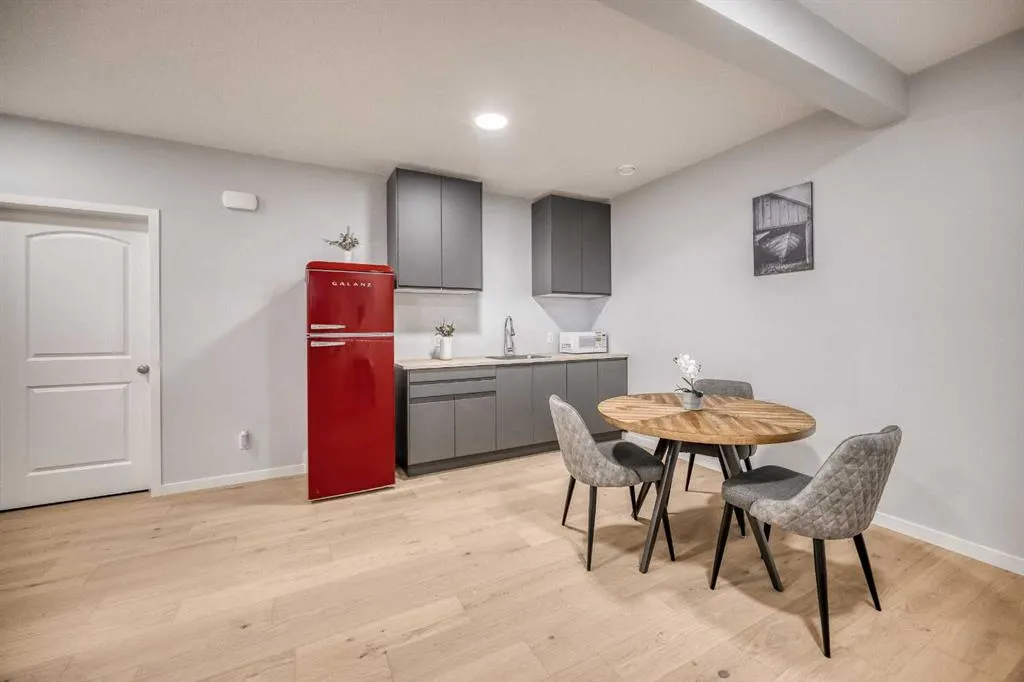 156 Ambleside Crescent NW