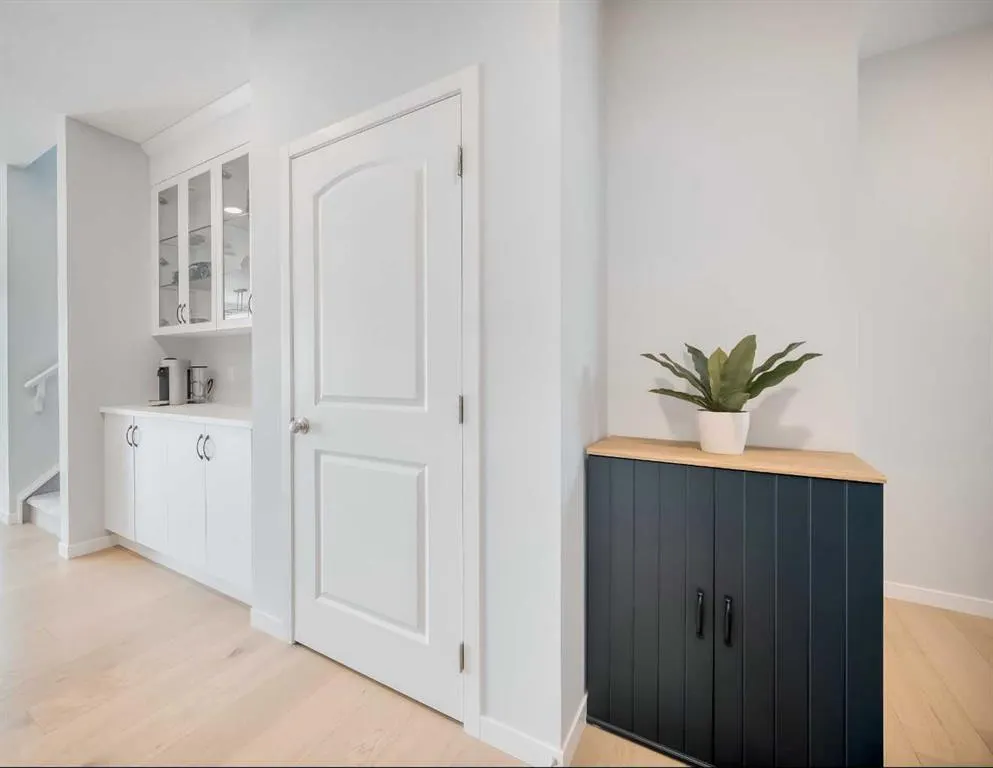 156 Ambleside Crescent NW