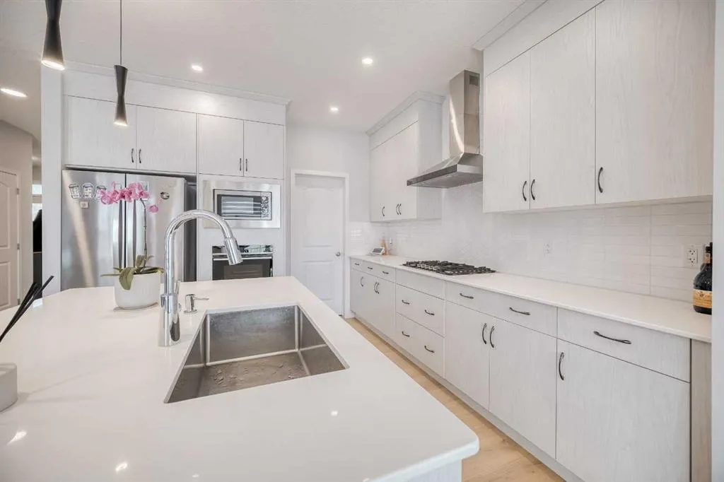 156 Ambleside Crescent NW