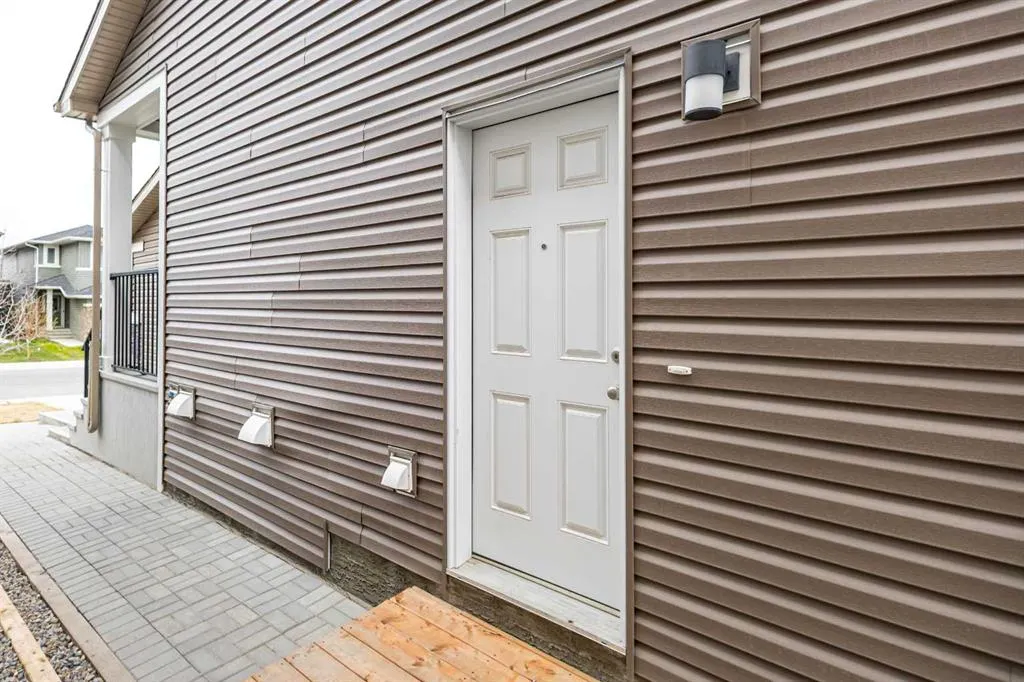 156 Ambleside Crescent NW