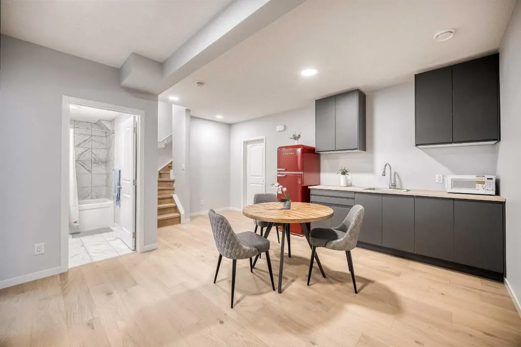 156 Ambleside Crescent NW