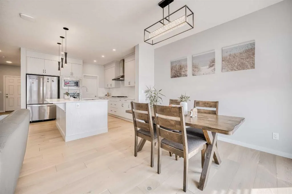 156 Ambleside Crescent NW