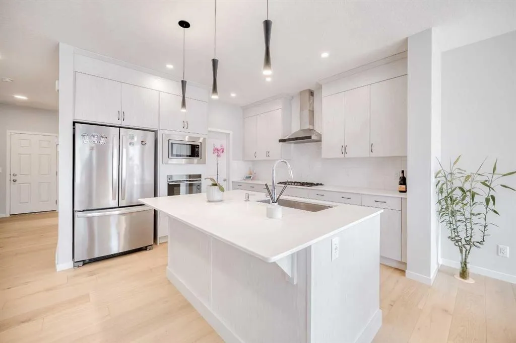 156 Ambleside Crescent NW