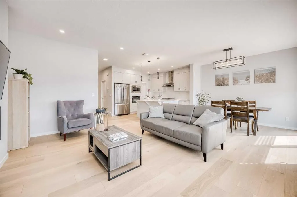 156 Ambleside Crescent NW