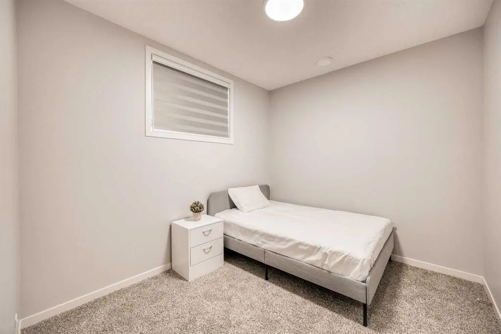 156 Ambleside Crescent NW