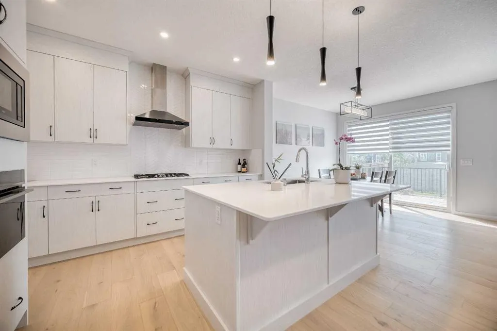 156 Ambleside Crescent NW