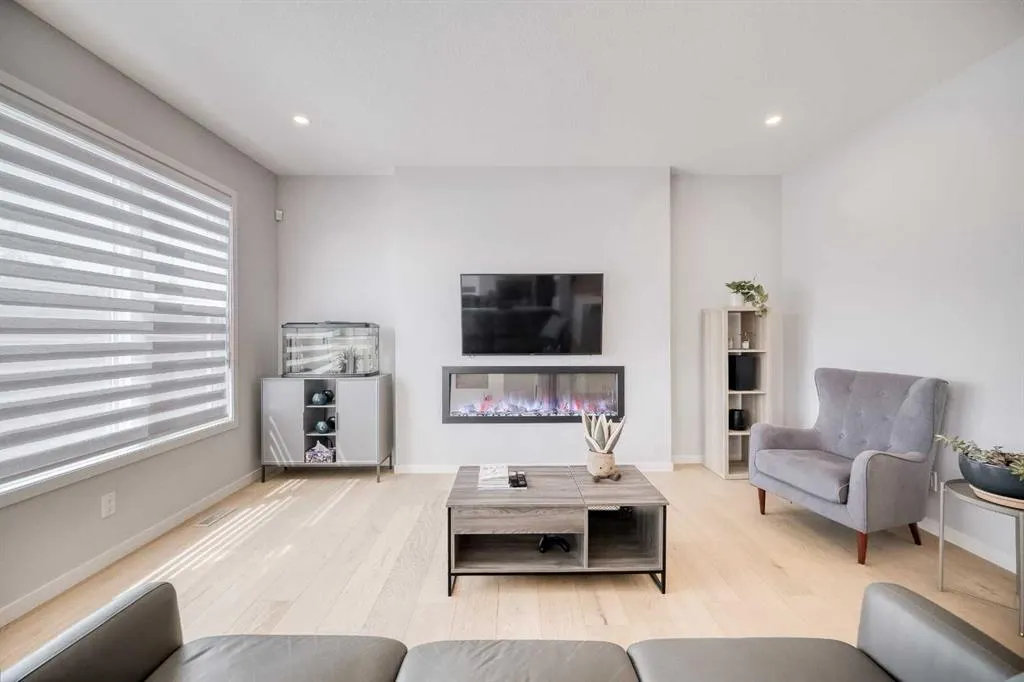 156 Ambleside Crescent NW