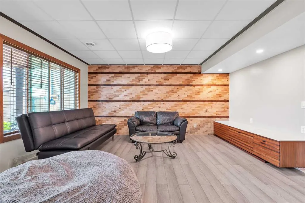 304 Corner Meadows Manor NE