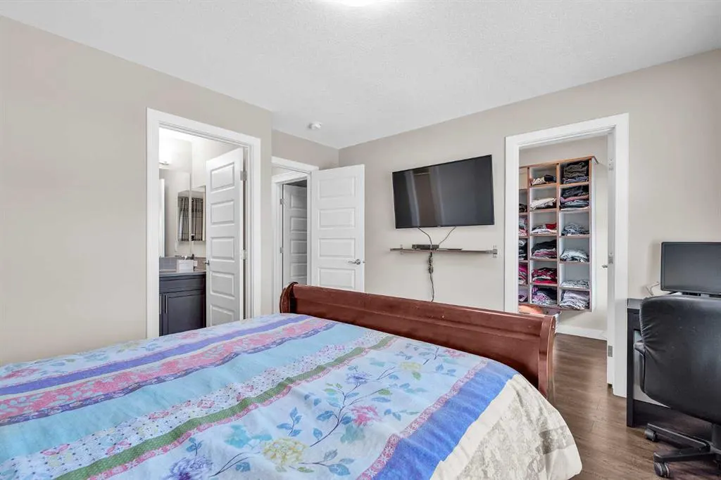 304 Corner Meadows Manor NE