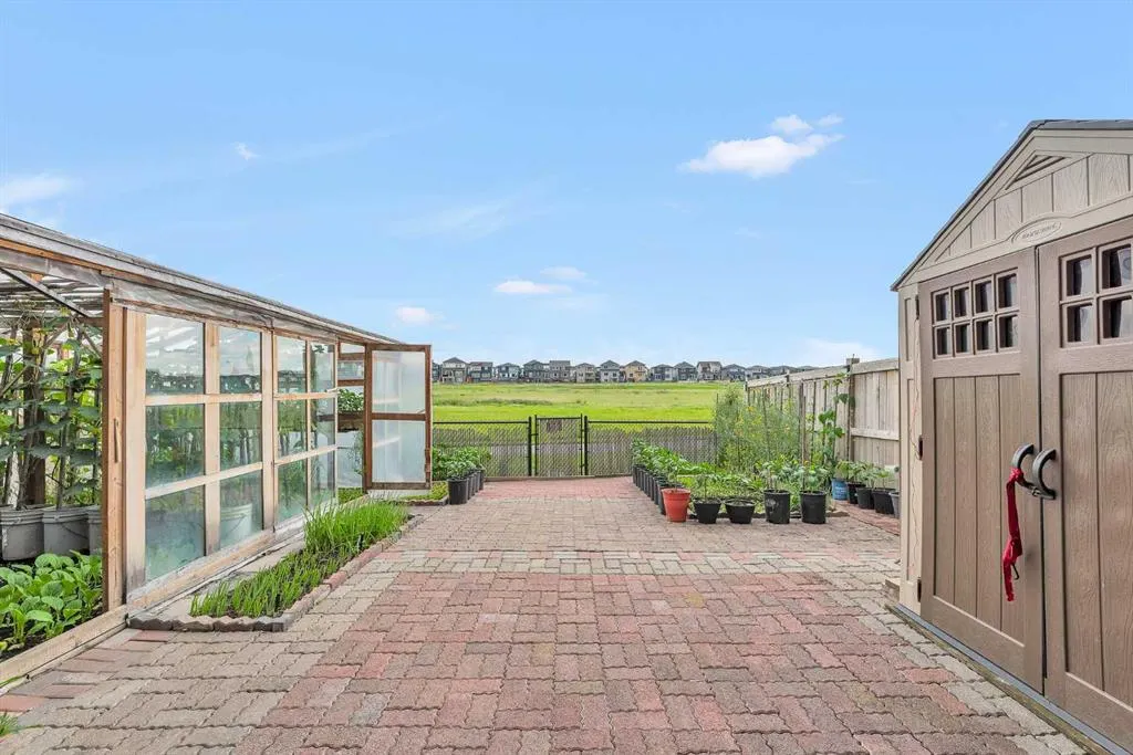 304 Corner Meadows Manor NE