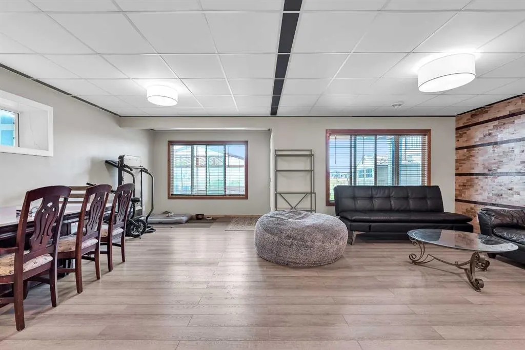 304 Corner Meadows Manor NE