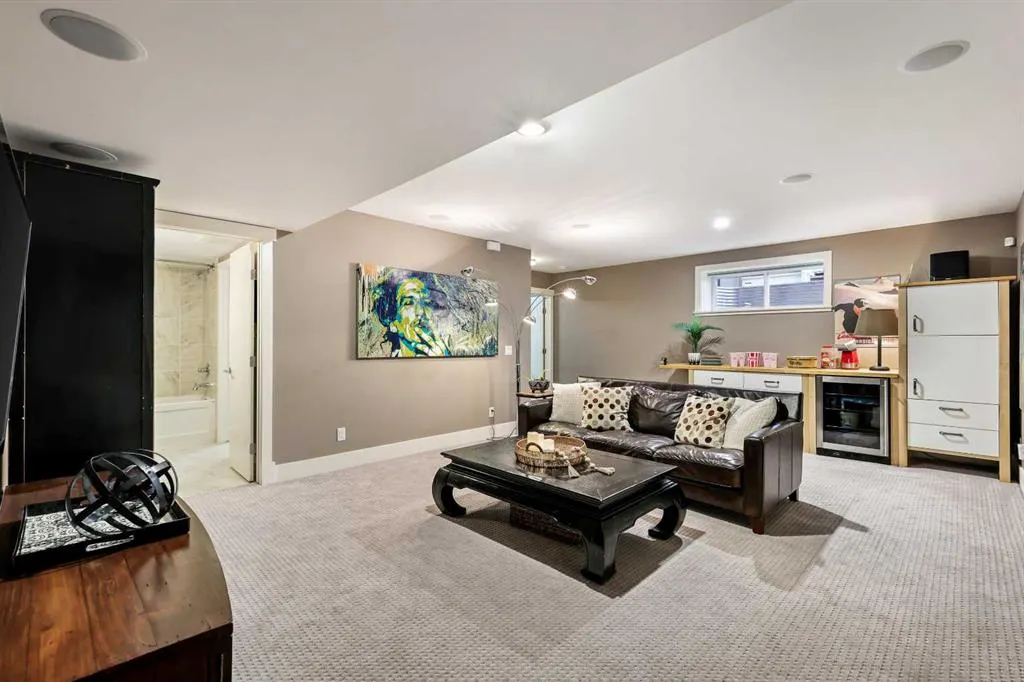 96 Beny-Sur-Mer Road SW