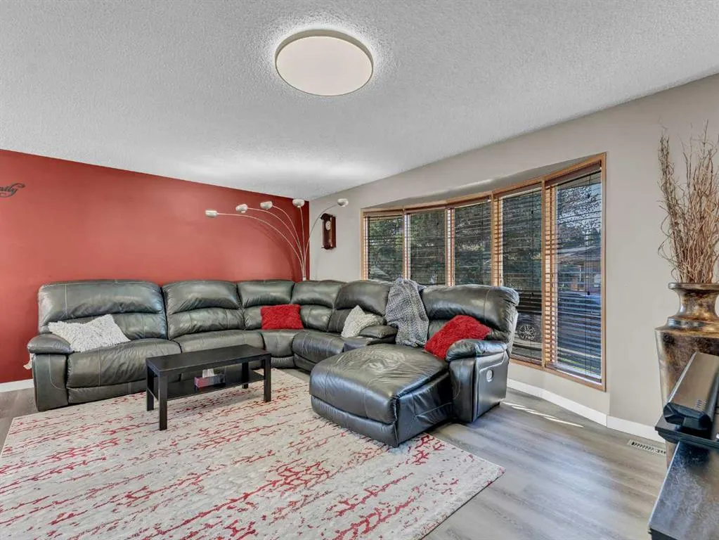 35 Rideau Crescent SE