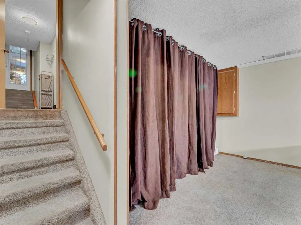 35 Rideau Crescent SE