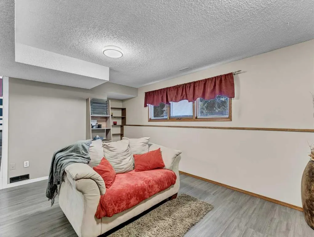 35 Rideau Crescent SE