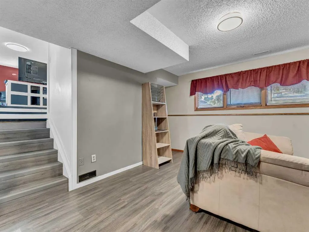 35 Rideau Crescent SE