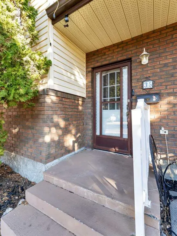 35 Rideau Crescent SE