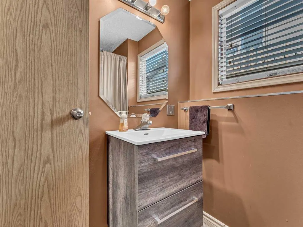 35 Rideau Crescent SE