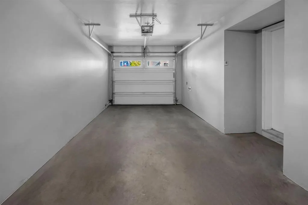 714 Redstone View NE