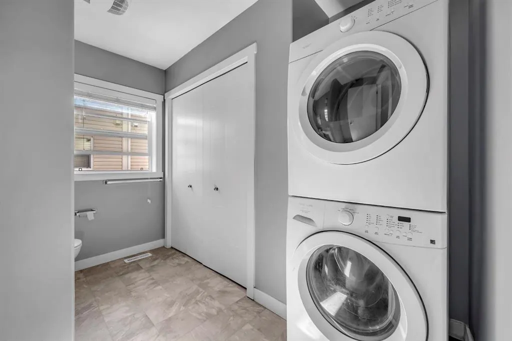 714 Redstone View NE