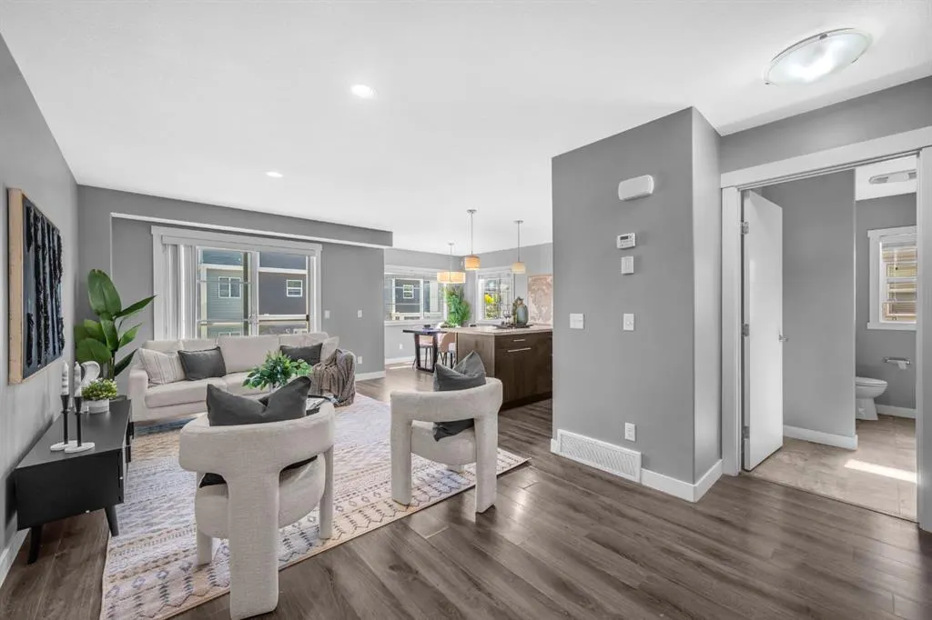 714 Redstone View NE