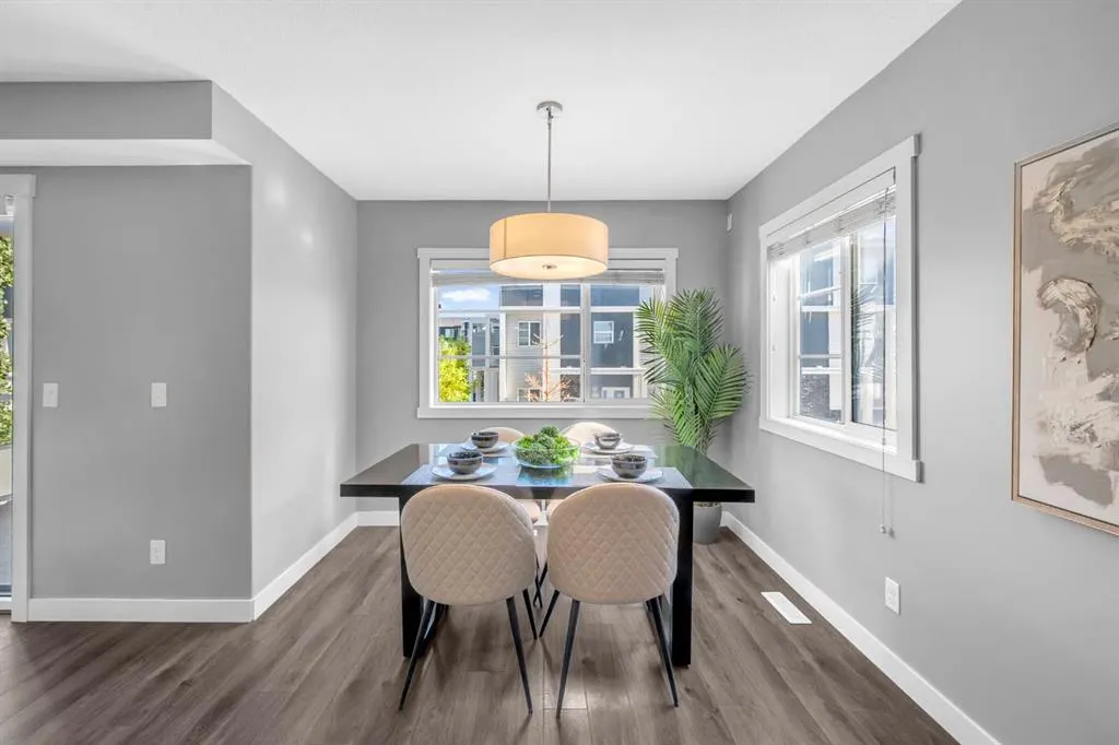 714 Redstone View NE