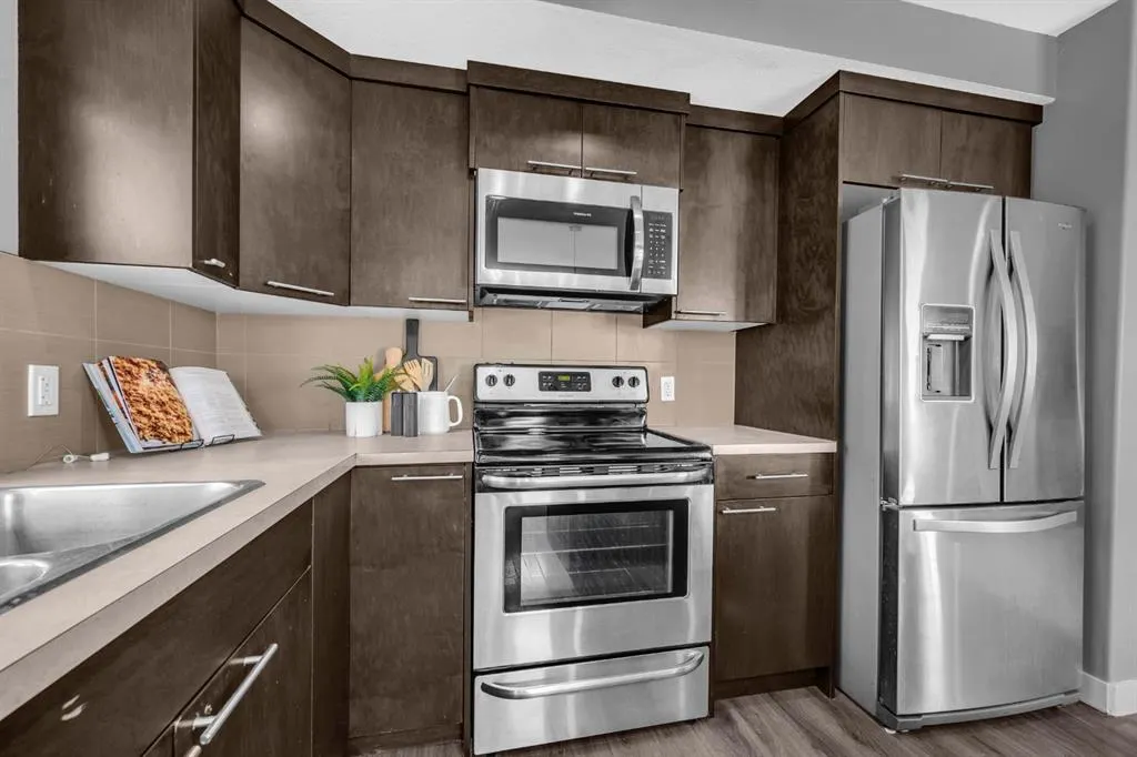 714 Redstone View NE